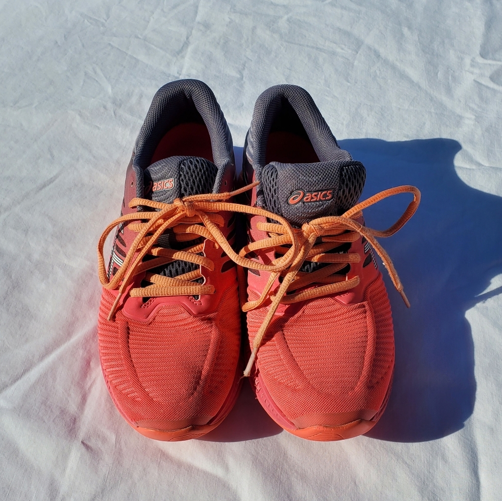 Oasis  women  tenis shows 7.5